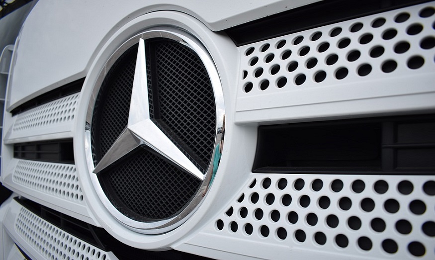 Mercedes-Benz GenH2 Truck - Mercedes-Benz logo on grill