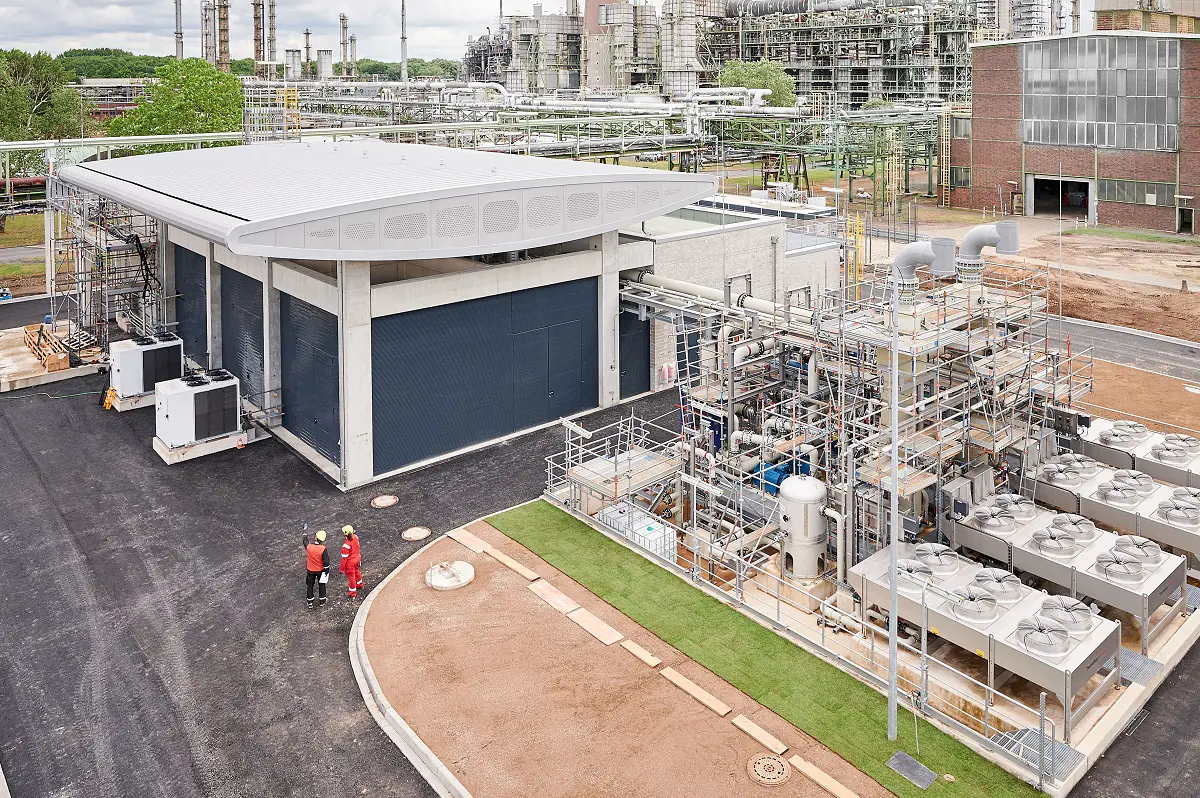 Green hydrogen electrolyzer - REFHYNE PEM Electolyzer at Shell Energy and Chemicals Park Rheinland_2