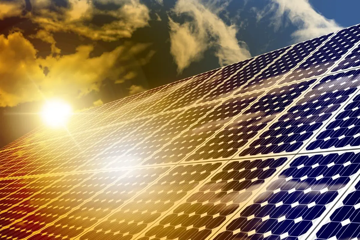 Green hydrogen - Solar panels and sun
