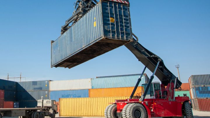 Hyster begins test using hydrogen fuel cells to power container handler