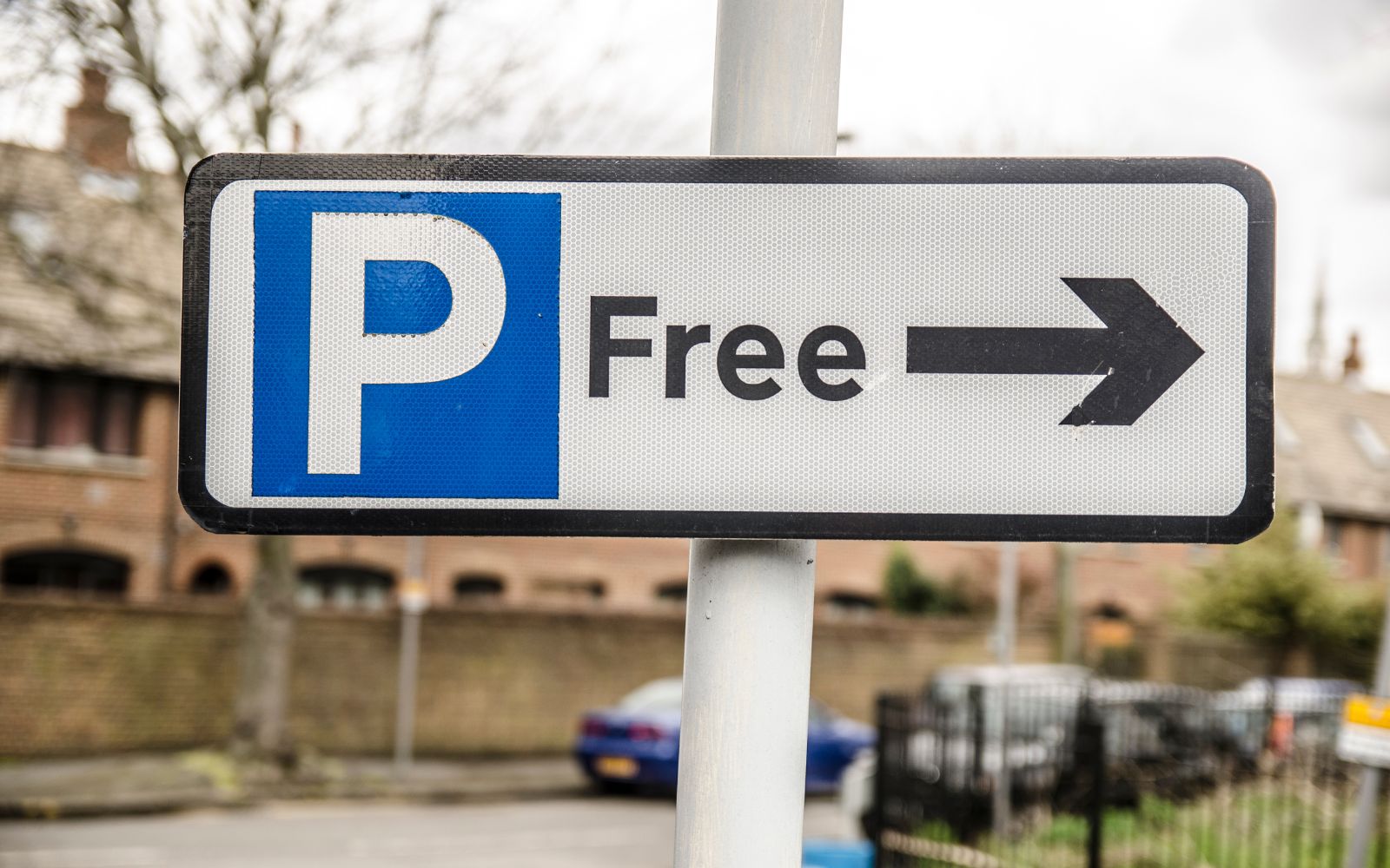 advantages of driving electric car and the benefits being free parking