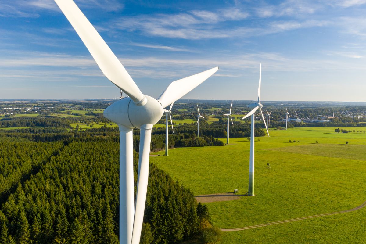 Green hydrogen - Wind turbines in green field