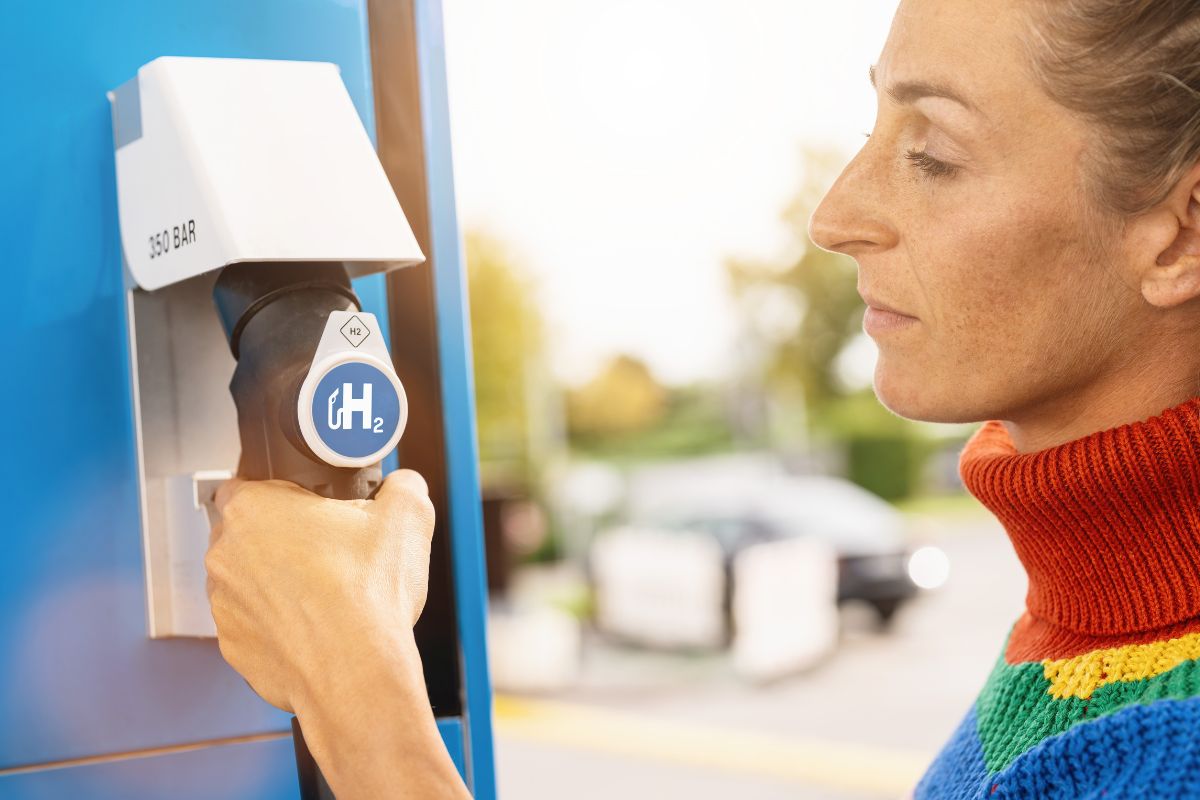 Hydrogen refueling station - Person refueling with H2