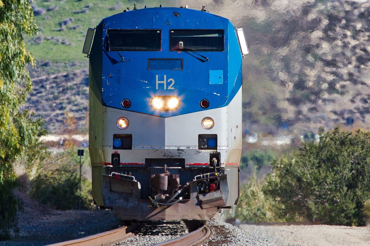 Hydrogen Train Adoption Gaining Steam With Saudi Arabia's 1st Trial