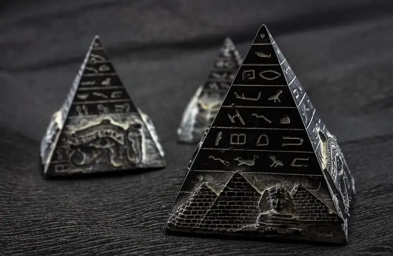 New Catalyst for Fuel Cells Inspired by Ancient Egyptian Art - Image of decorated pyramids