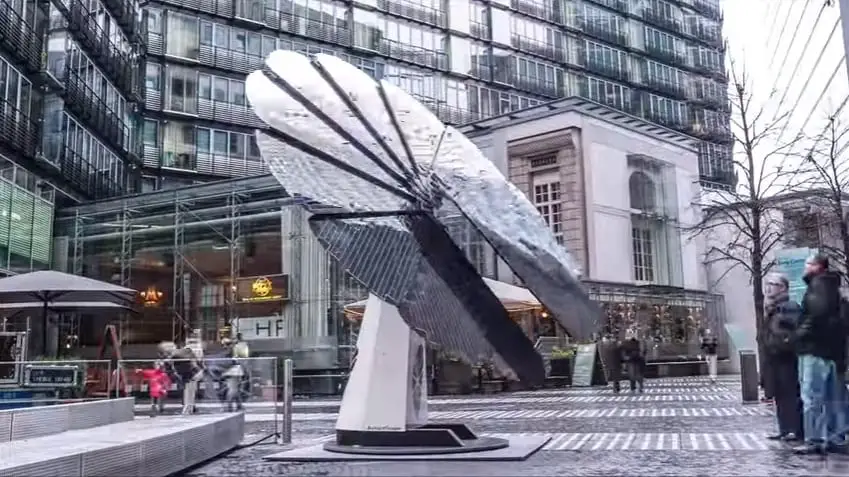 SmartFlower solar panel in action at Sony Centre in Berlin - YouTube