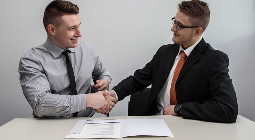 hydrogen refuelling - Business partnership extended - two men shaking hands