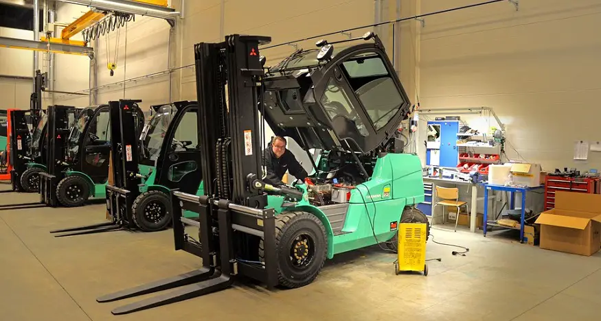 Fuel cell pilot program - Man repairing forklift