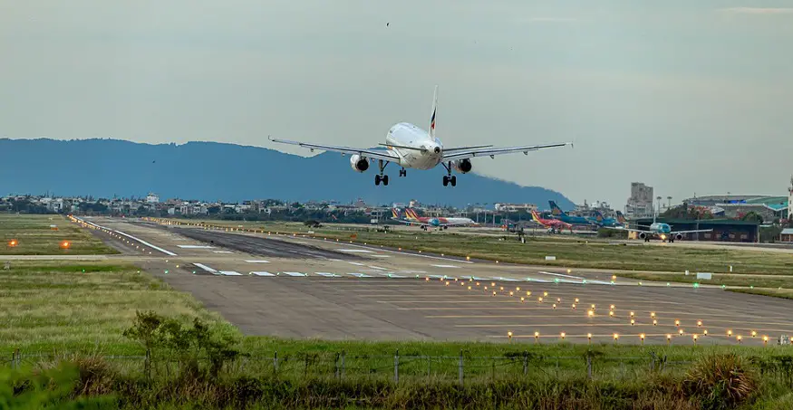 Plug Power fuel cells - Plane landing - airport