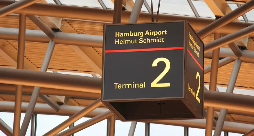 hydrogen fuel cargo tow tractors - Hamburg Airport