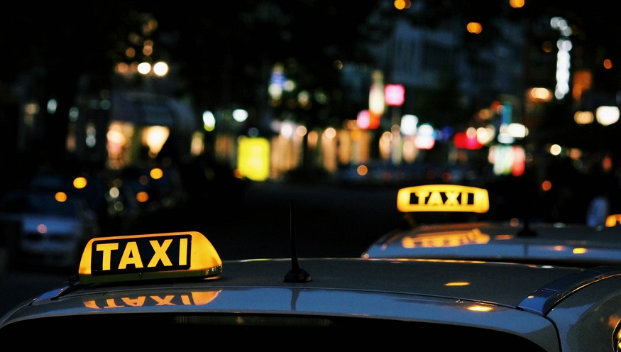 Green Tomato Cars - Taxis drving at night