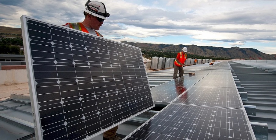 Renewable energy jobs placed in spotlight as oil sector nosedives