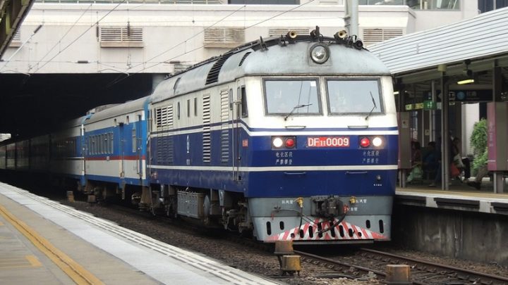 First fuel cell hybrid train locomotive in China complete