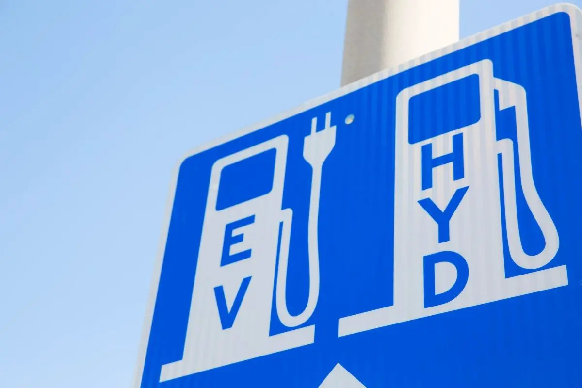 Fuel cell vehicles - EV charging & HFCV fueling sign