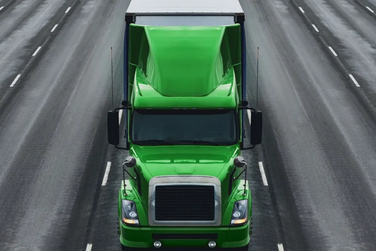 Hydrogen fuel cell - Truck on road - green