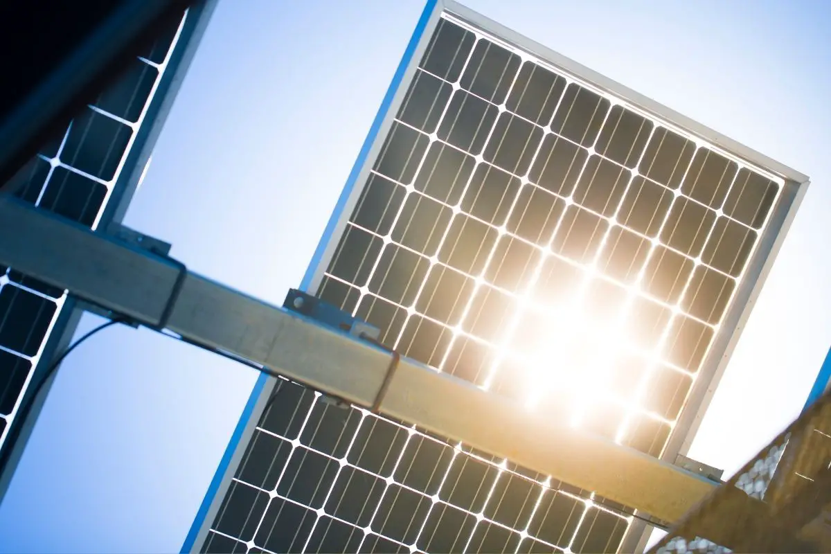 Green Hydrogen - Solar panel sunshine