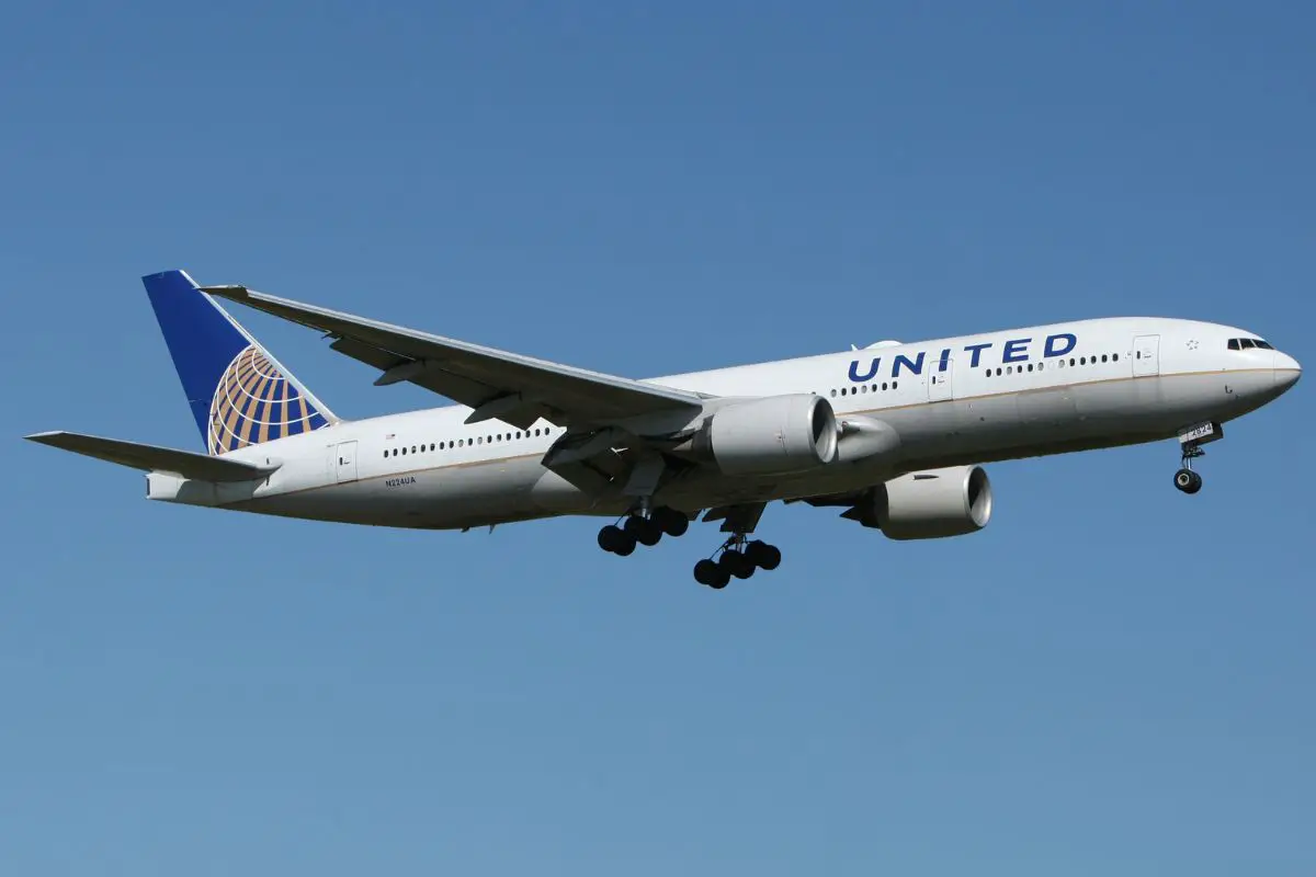 Hydrogen aviation - United Airlines Plane