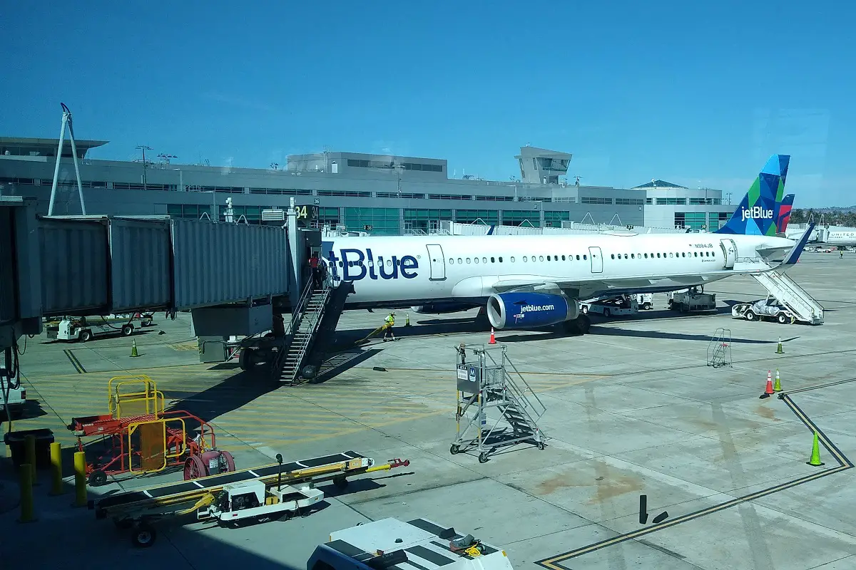 Hydrogen fuel - Jet Blue Plane at airport