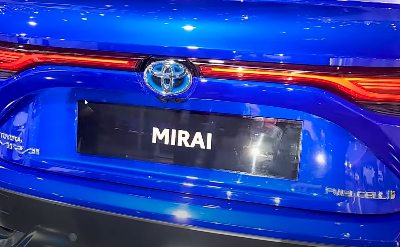 Auto Expo 2023 - India's first Hydrogen fuel cell car Toyota Mirai unveiled - Nitin Gadkari - Zee News English - YouTube