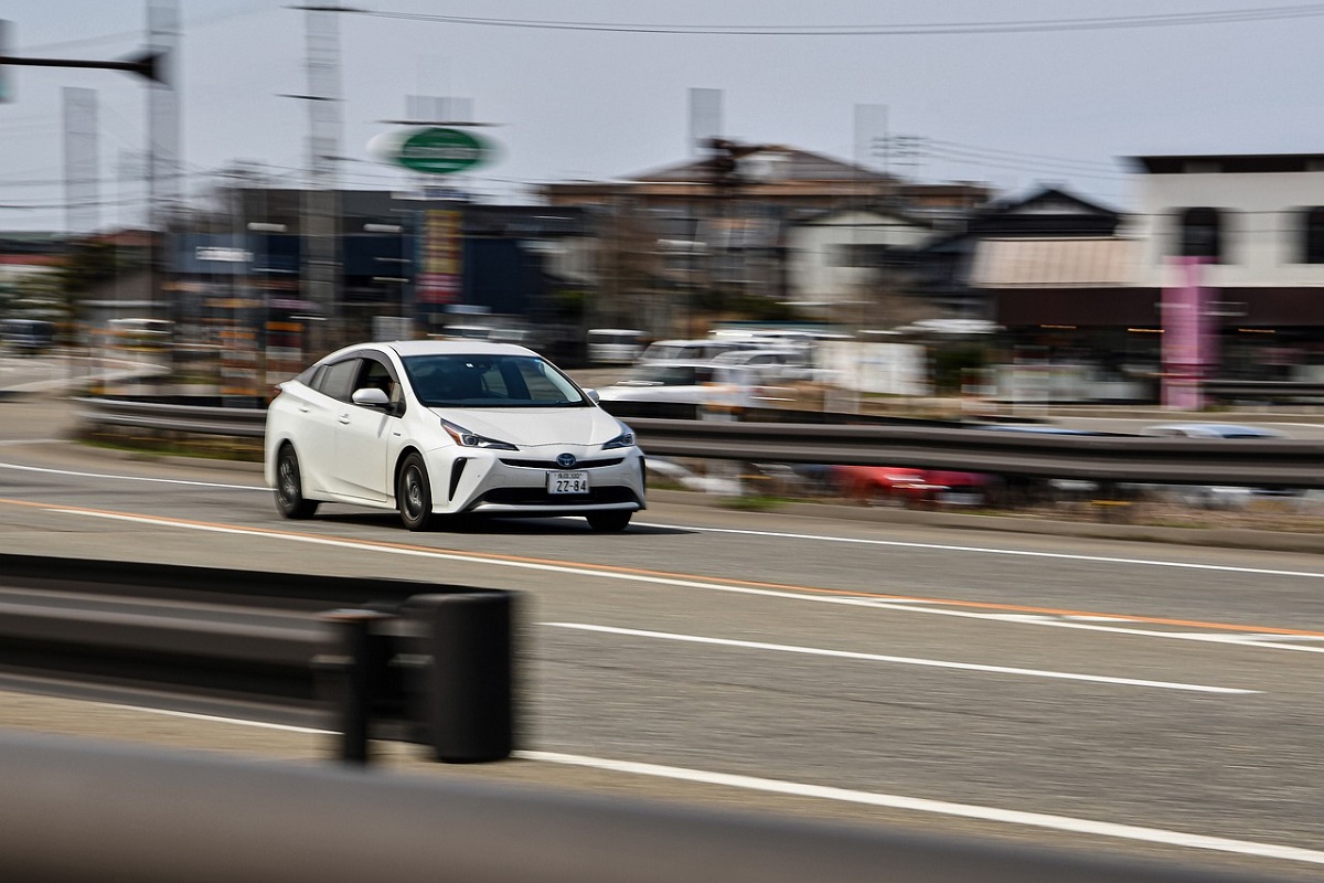 Hydrogen combustion engine - Image of Prius on road