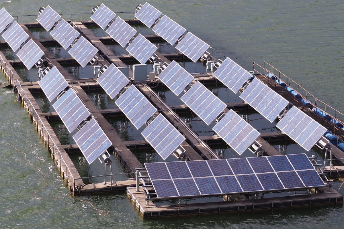 Green hydrogen - float solar panels