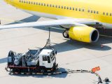Liquid hydrogen fuel - Image of airplane being refueled