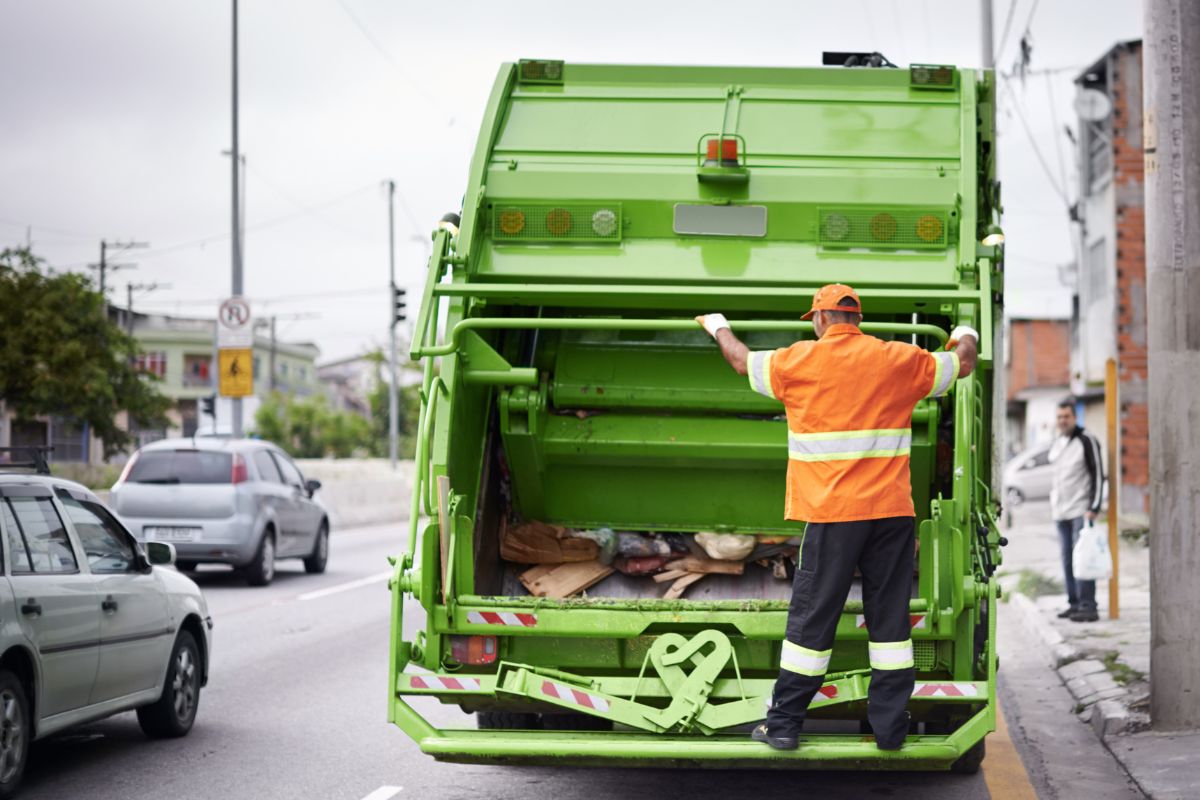 Hydrogen fuel trucks - Garbage collector with truck