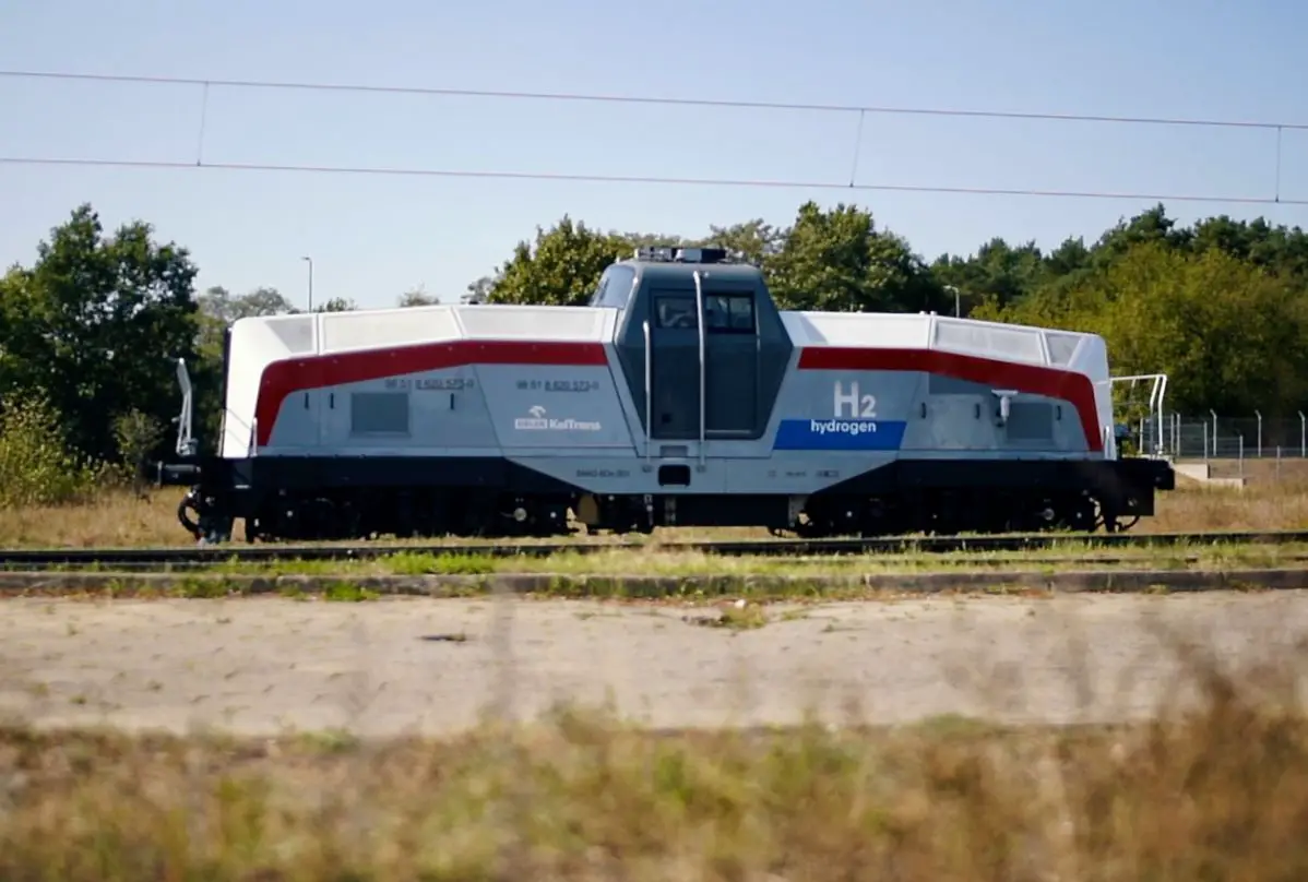 Hydrogen shunting locomotive train by PESA and Ballard