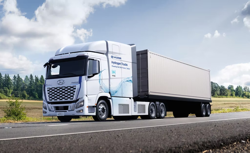 Commercialized model of Hyundai’s XCIENT Fuel Cell tractor debuts in the US Commercialized model of Hyundai’s XCIENT Fuel Cell tractor debuts in the US