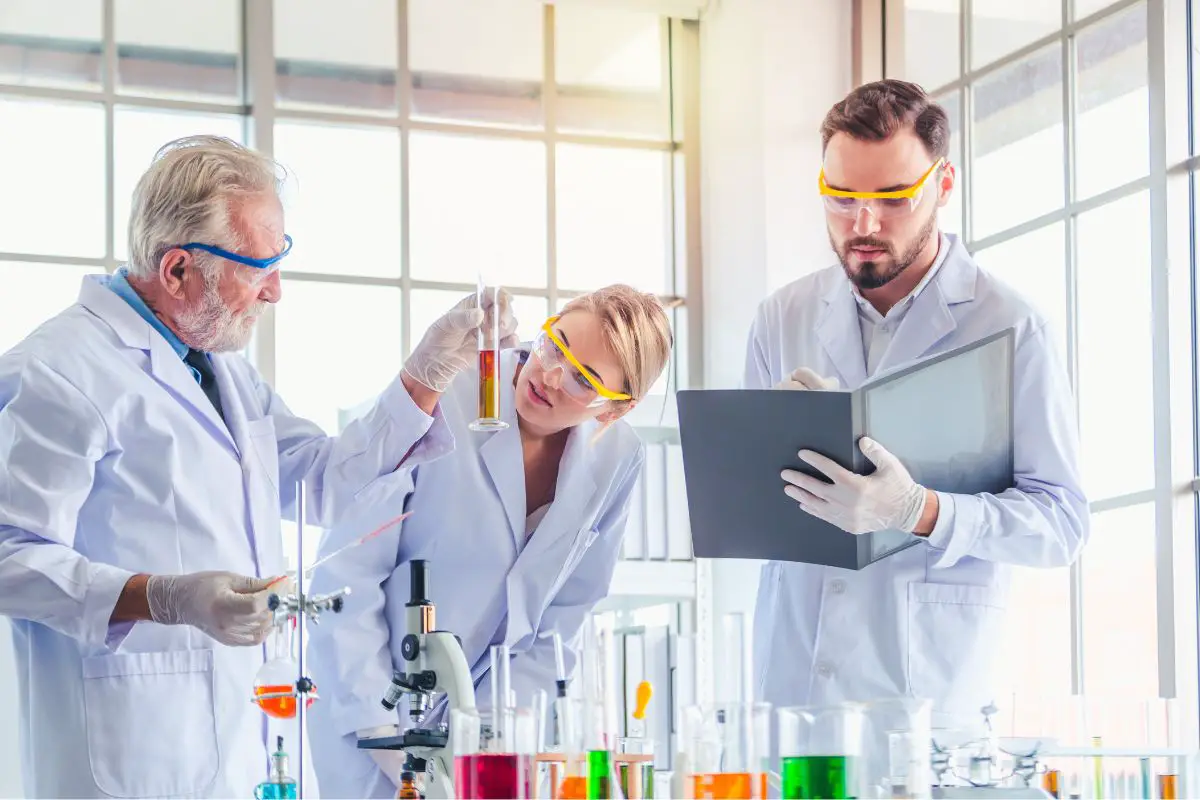 Green hydrogen - Science - Researchers Working