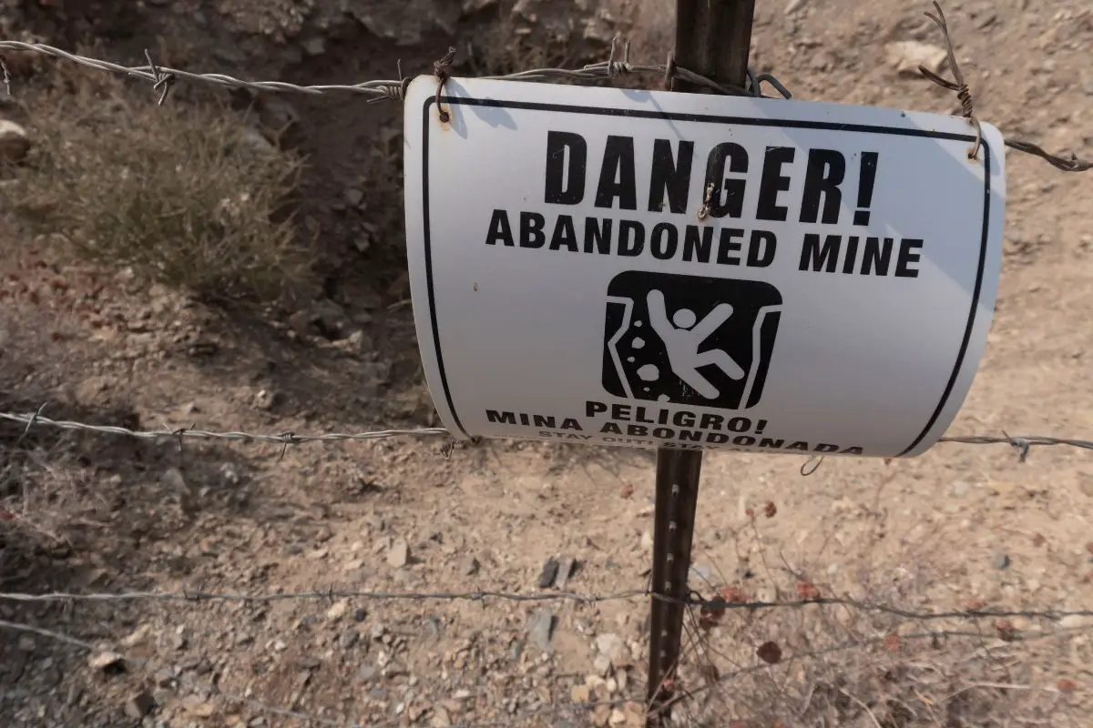 Natural hydrogen - Abandoned mine sign