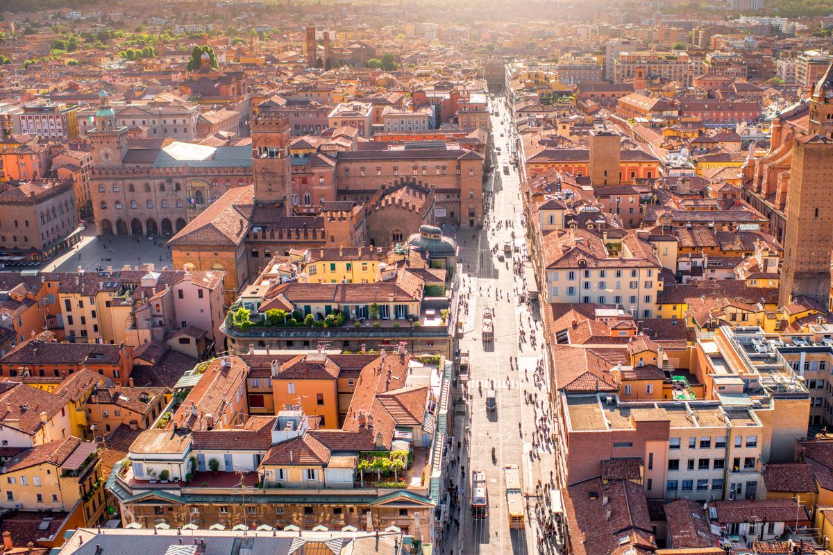 Hydrogen fuel buses - Image of Bologna City View
