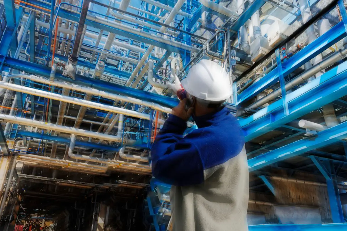 Hydrogen gas - Image of person in area with pipelines
