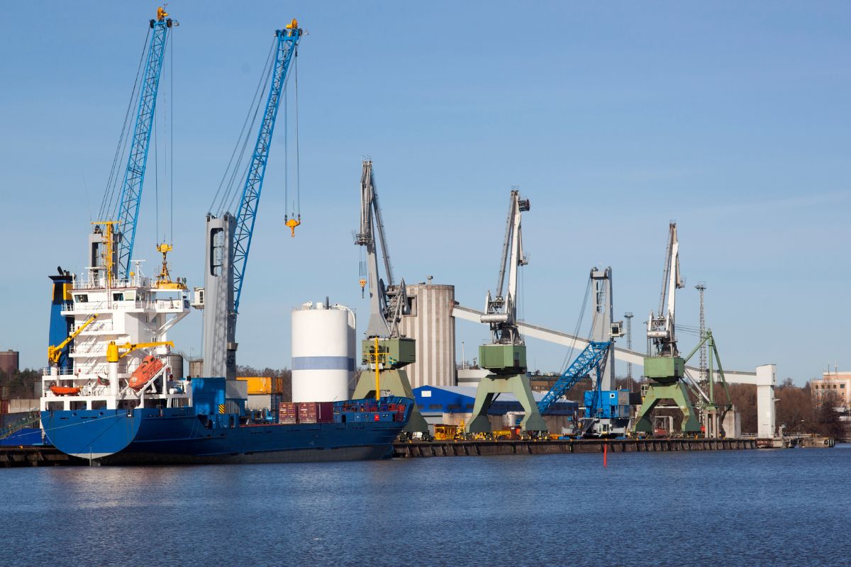 Hydrogen shipping - Dockyard
