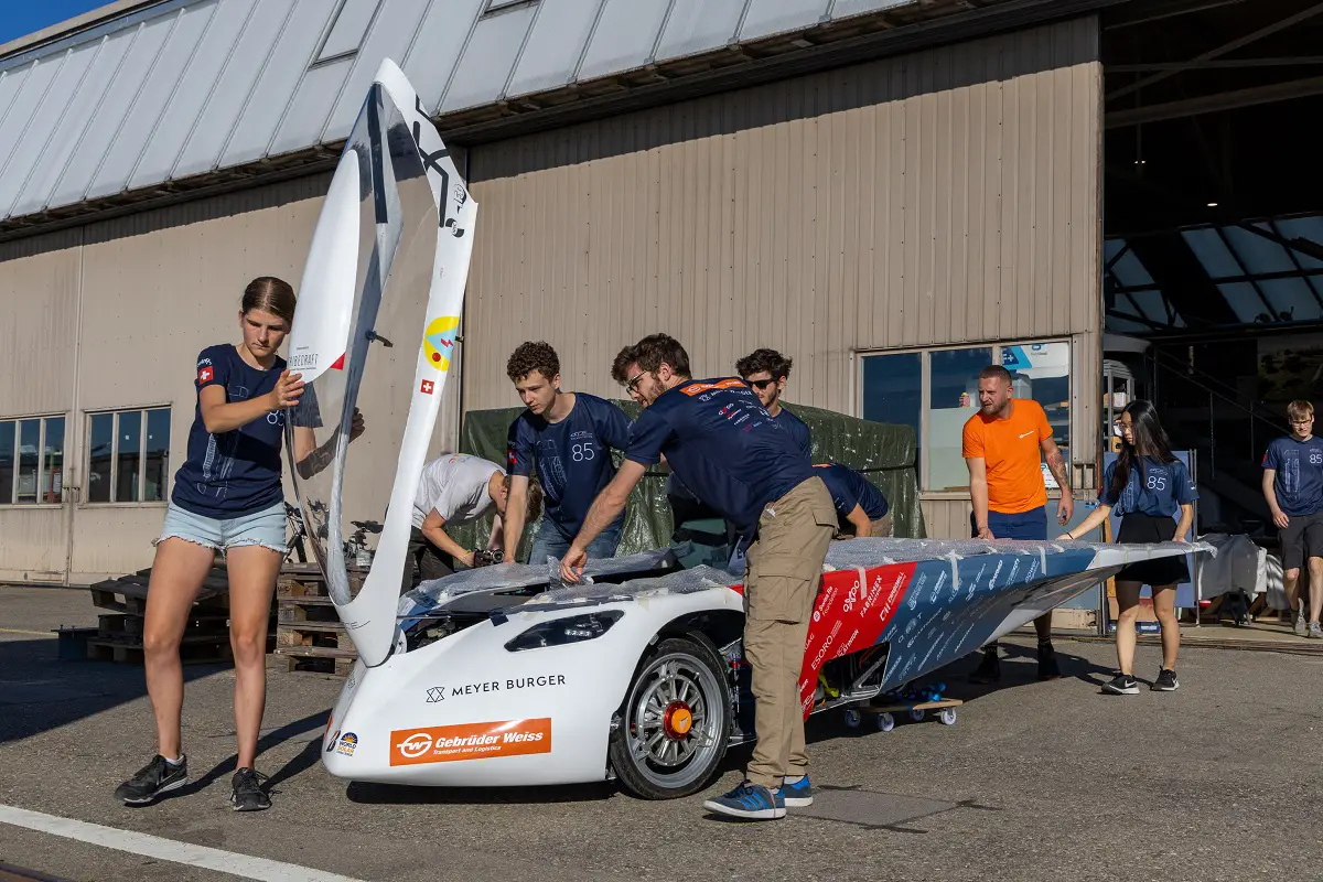 Hydrogen truck - Gebrüder Weiss & aCentauri - Students with solar car