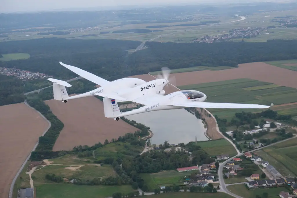The HY4 aircraft test flight using liquid hydrogen – Source H2FLY - H2FLY_HY4_LH2_2023_2-1024x683