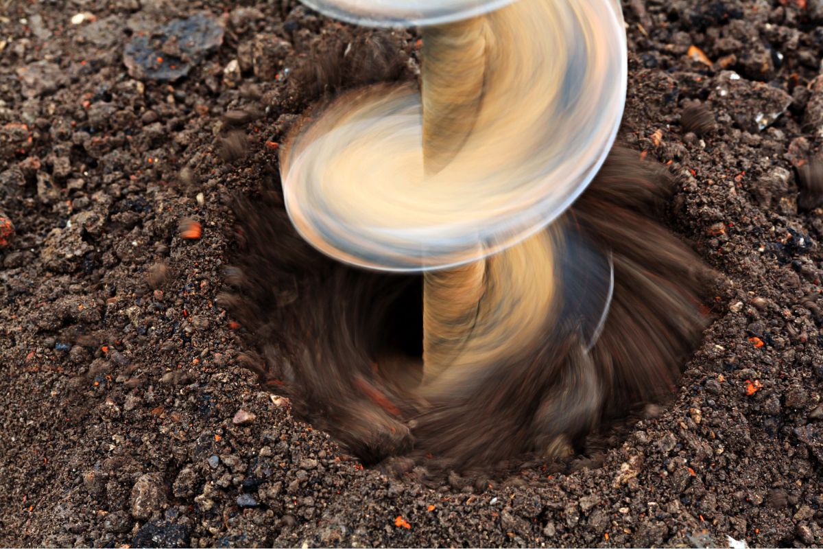 Natural Hydrogen - Image of drilling into the ground
