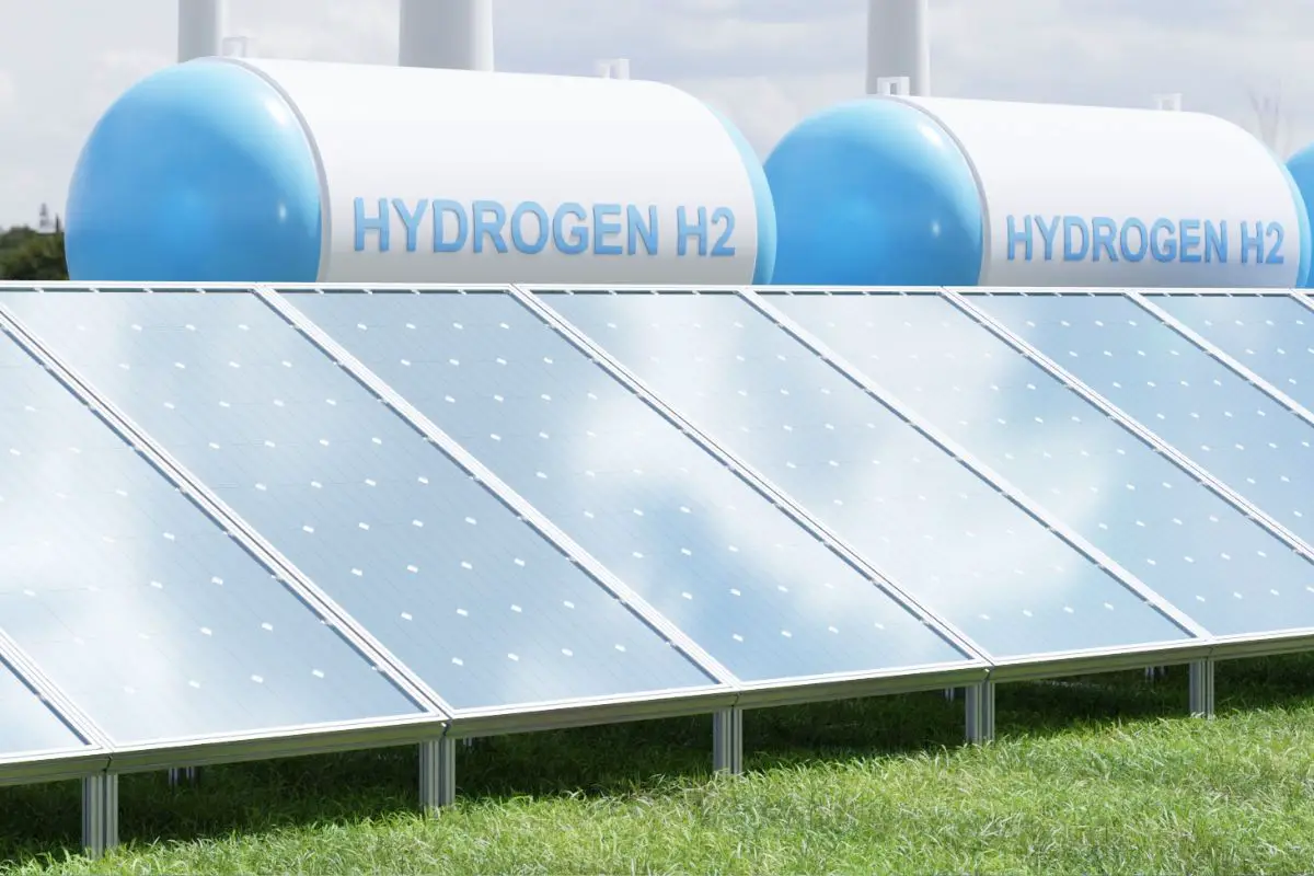Green hydrogen - Solar panels and H2
