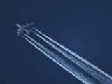 Hydrogen Plane - Image of a plane powered by conventional jet fuel with contrails