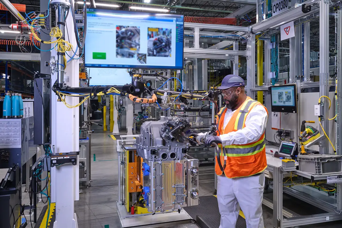 Hydrogen fuel cell - Employee working at FCSM facility - FCSM34