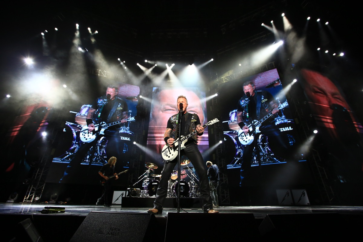 hydrogen fuel - Image of Metallica performing a concert