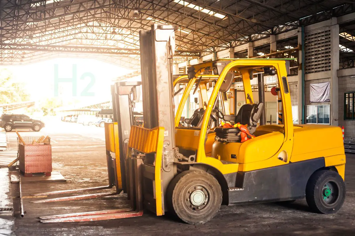 Hydrogen Solutions - Image of a traditional forklift in warehouse