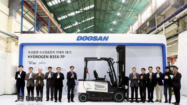 Doosan Bobcat’s hydrogen forklift achieves first commercial roll-out in Korea