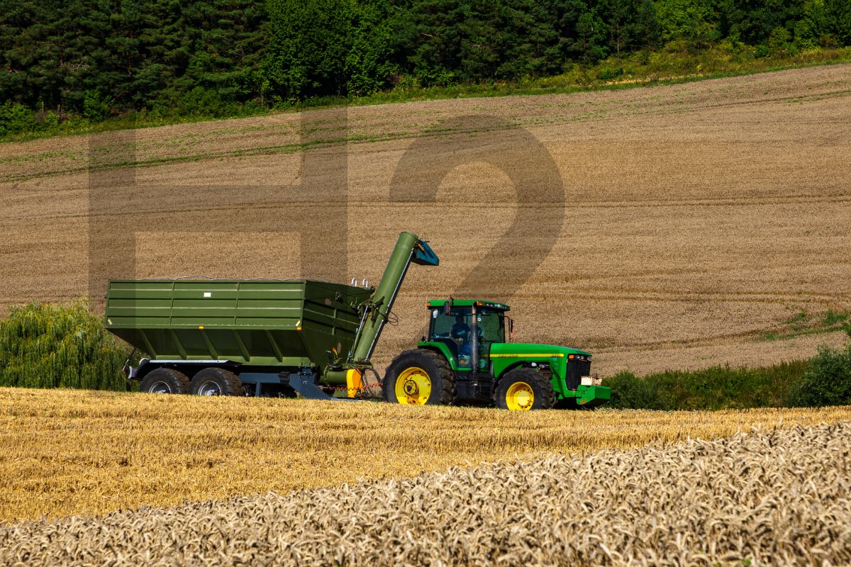 Hydrogen agriculture - H2 - Image of conventional tractor