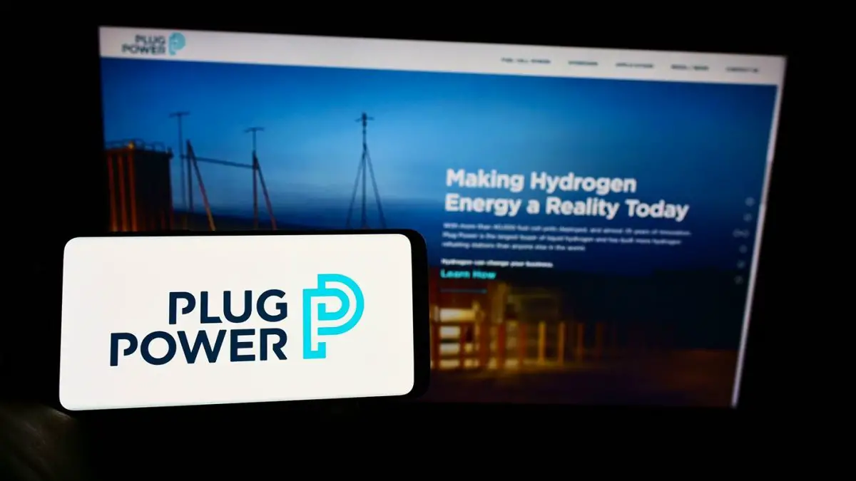Green Hydrogen - Plug Power Logo on phone an website