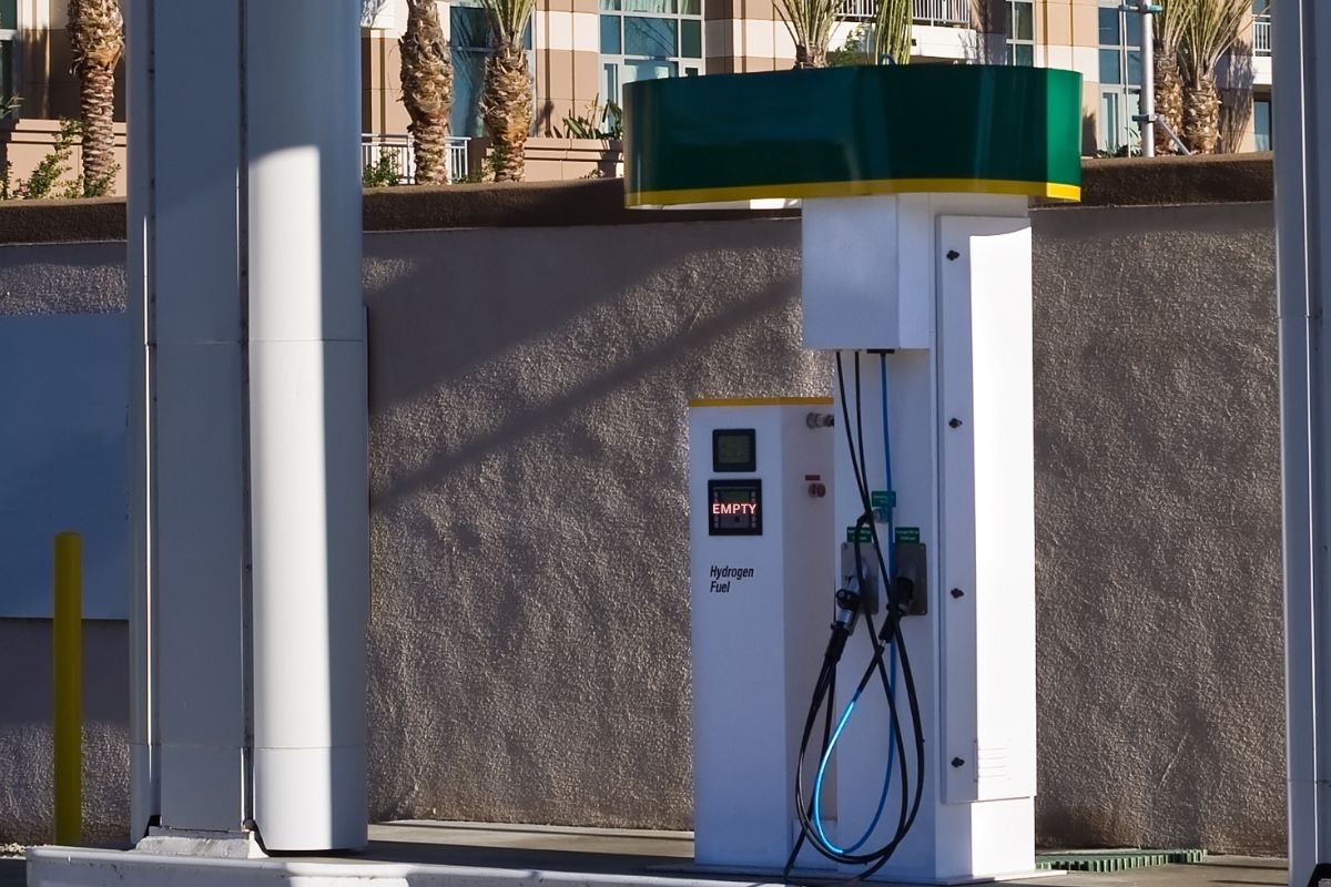 Toyota Mirai - Hydrogen refueling station in California