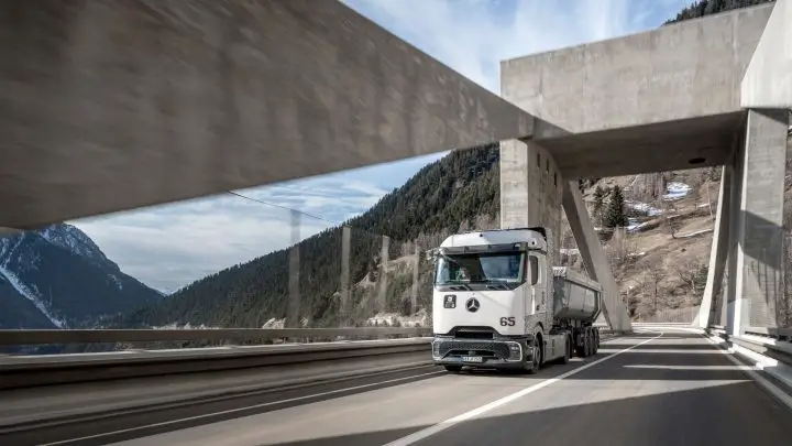 Hydrogen Trucks That Outperform Diesel? Daimler’s Game-Changing GenH2