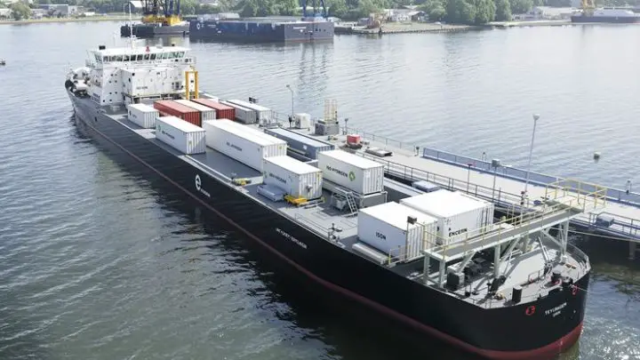 Hydrogen fuel cells power Future Proof Shipping’s zero-emission barges between Rotterdam and Duisburg