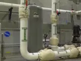 Douglas County PUD inaugurated the nation’s first public utility-owned renewable hydrogen production facility in East Wenatchee on October 9, 2025. The 5 MW PEM electrolyzer, powered by Wells Dam, produces up to 2 metric tons per day, boosting grid flexibility and green hydrogen infrastructure.