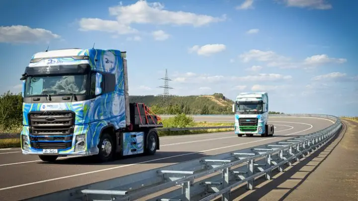 Hydrogen Fuel Cells Drive New Modular Powertrain Kit for 41-Tonne Trucks